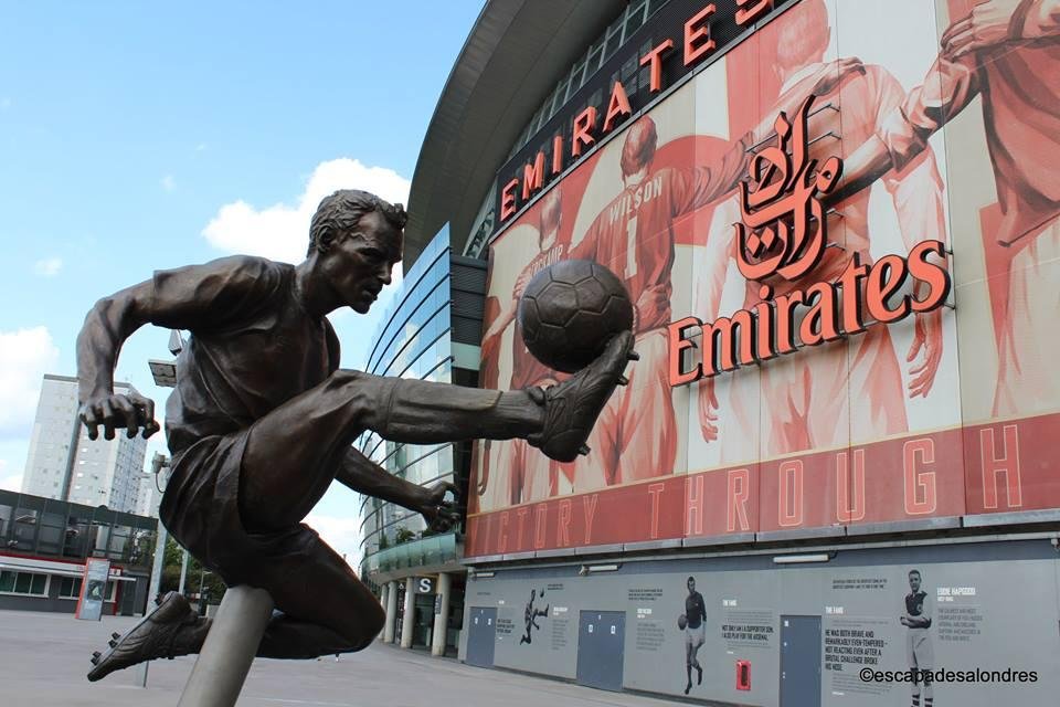 Statue devant l'Emirates Stadium